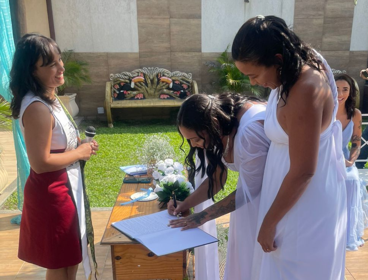 Pastora Letícia Souza, da ICM Sol da Justiça, realiza casamento lésbico em Cabo Frio - RJ